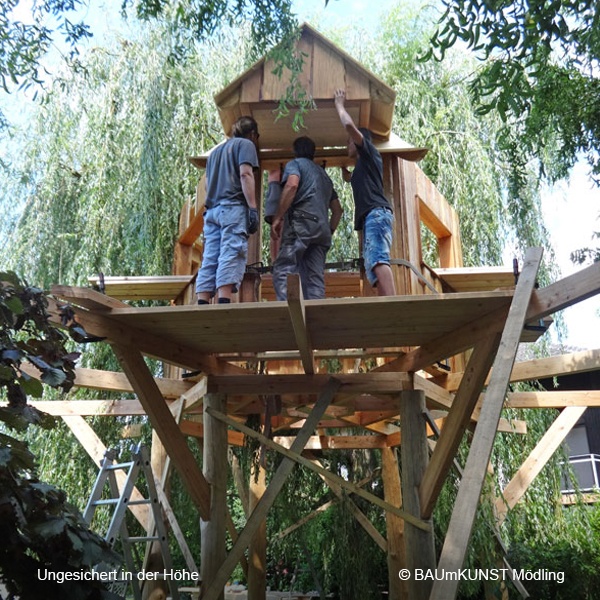 Maenner beim Baumhaus bauen